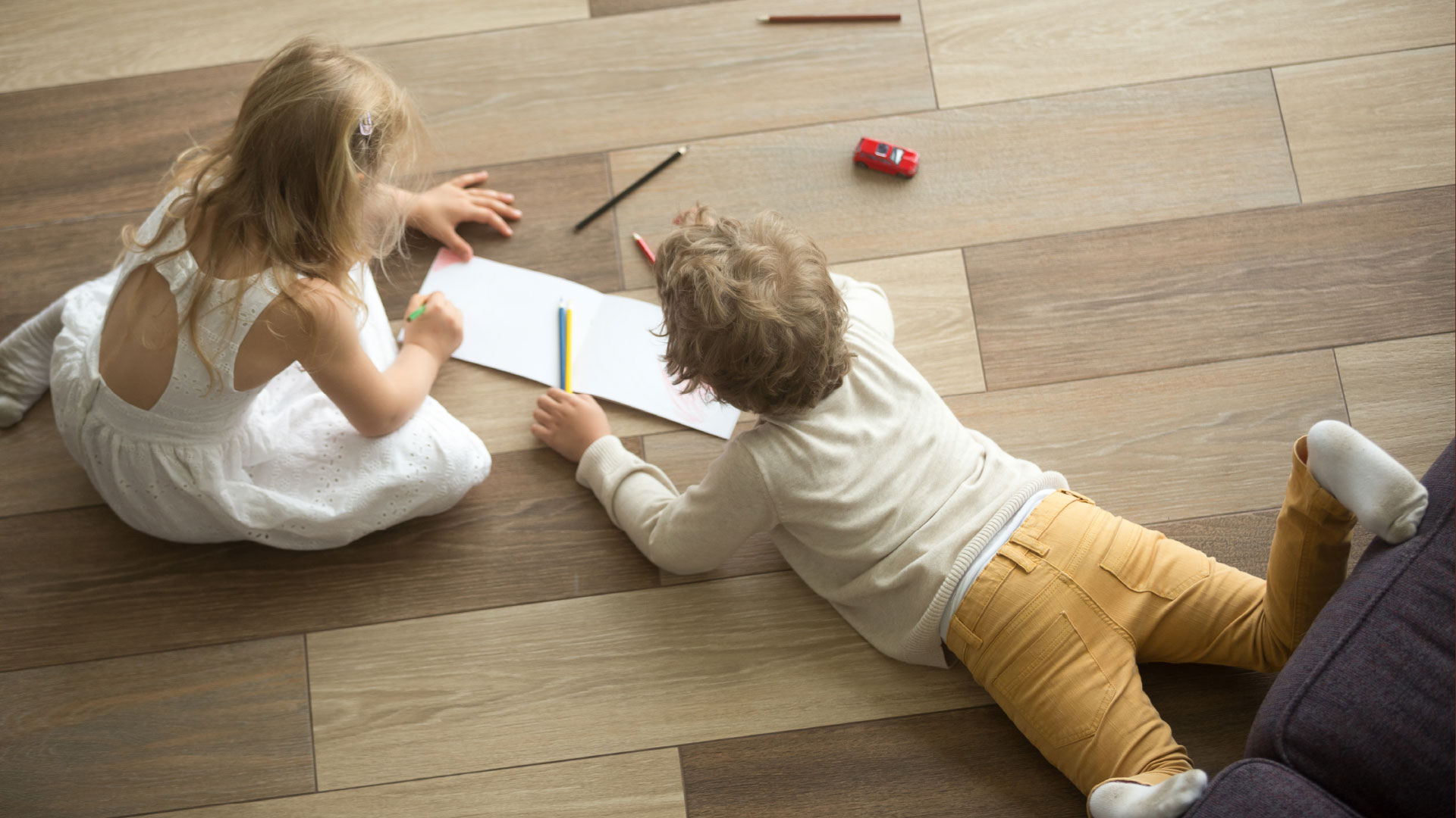 Spielende Kinder auf Holzparkett